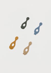 Εργαλεία σιλικόνης σε τέσσερα χρώματα: σκούρο πράσινο, μπλε, μουσταρδί και μπεζ. Κάθε ένα έχει μοναδικό σχήμα και υφασμάτινες λεπτομέρειες για καλύτερη λαβή.