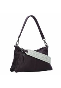 Bolso de cuero en púrpura intenso con una correa ajustable de gris plateado. Cuenta con un bolsillo delantero con cremallera y un diseño estructurado.