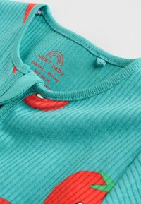 Türkises, geripptes Baby-Bodysuit mit rotem Tomatenmotiv, rundem Halsausschnitt, Druckknöpfen und weichem Material.
