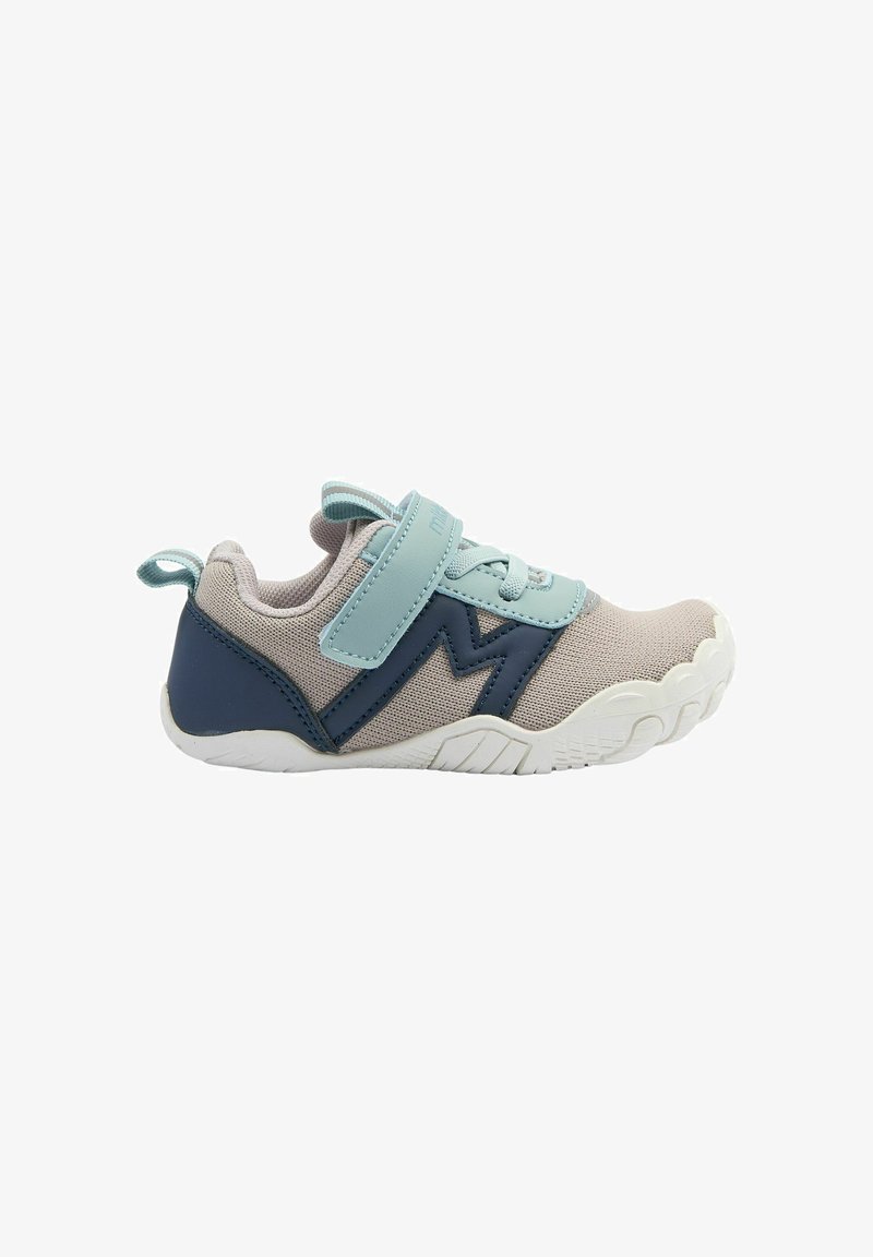 Chaussure de sport pour enfant beige et bleu marine avec une bride Velcro bleu clair et une languette de traction sur fond blanc.