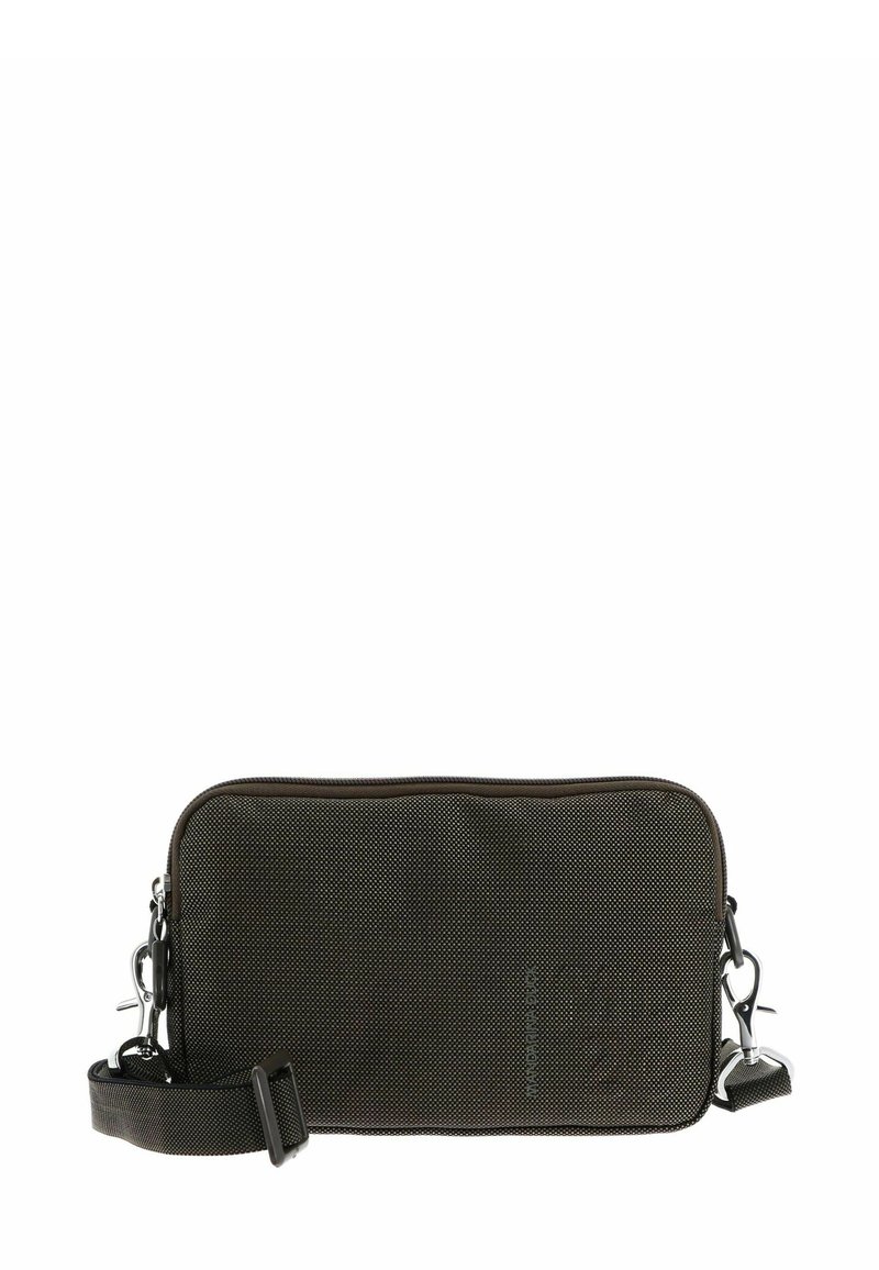 Sac en tissu texturé noir avec fermeture éclair, bandoulière amovible et garnitures argentées. Il présente un design élégant et rectangulaire.