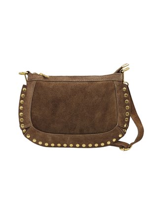 Sac à bandoulière en daim marron avec des clous dorés le long des bords incurvés, une fermeture éclair dorée et une sangle réglable avec des pièces métalliques dorées.