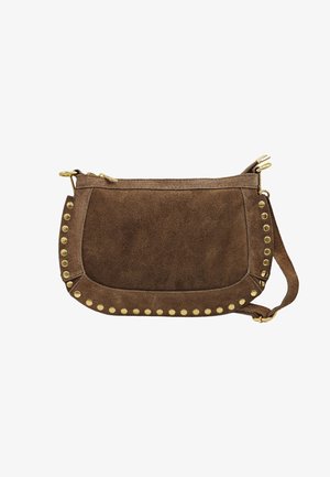 Sac à bandoulière en daim marron avec des clous dorés le long des bords incurvés, une fermeture éclair dorée et une sangle réglable avec des pièces métalliques dorées.