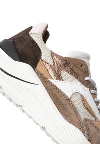 Sneaker chunky in suede marrone, pelle bianca, accenti metallici bronzo, pannelli in mesh beige e suola bianca con battistrada strutturato.
