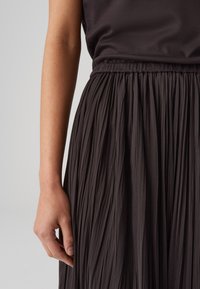 OPUS REGULAR MIDI FIT - Robe de jour - midnight brown