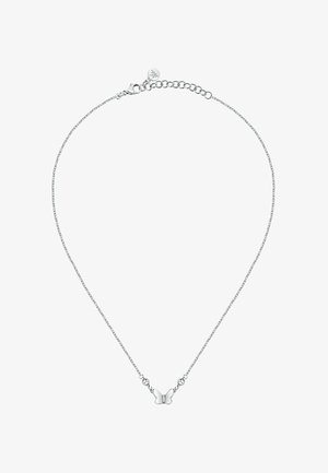 Collana in argento con pendant a forma di farfalla. La catena presenta piccoli accenti sferici e un gancio regolabile.