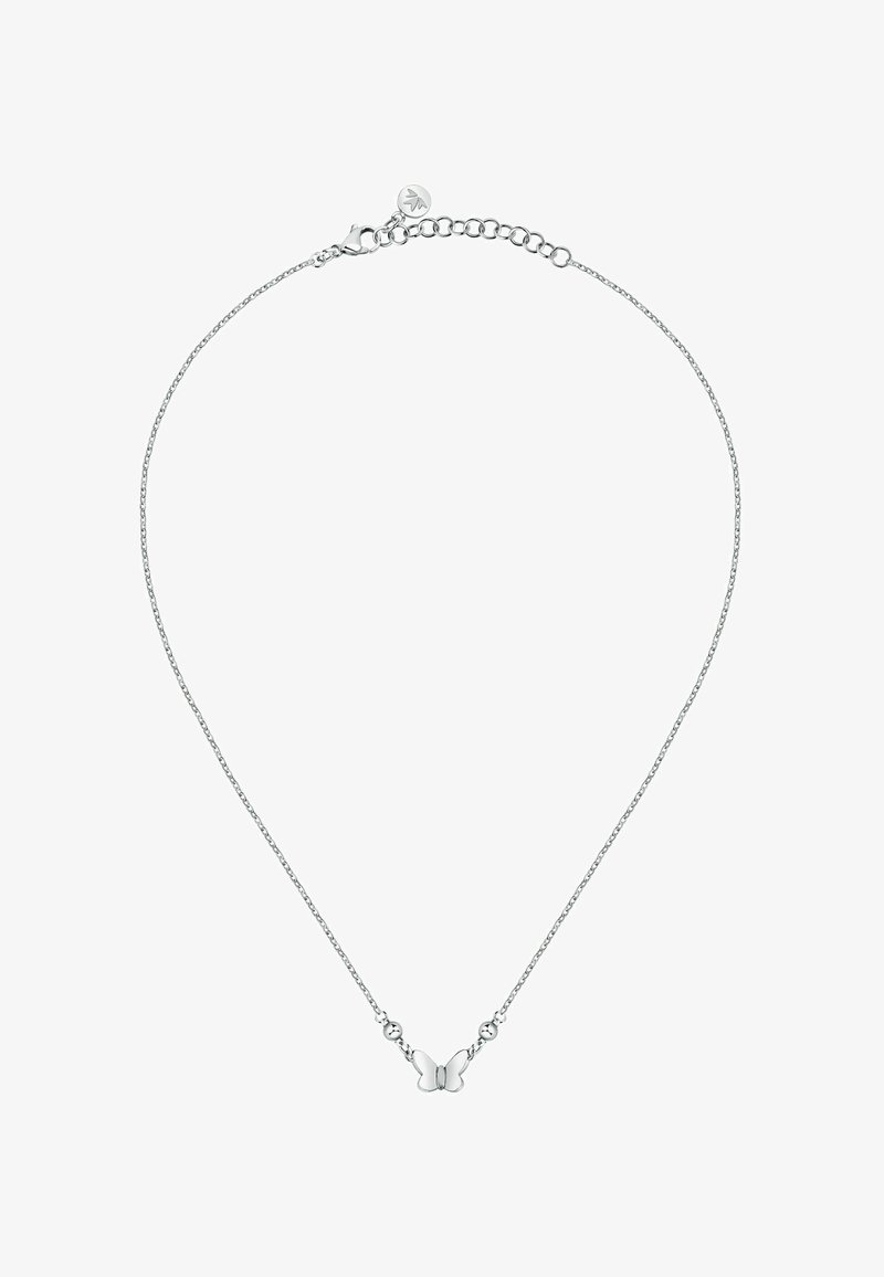 Collana in argento con pendant a forma di farfalla. La catena presenta piccoli accenti sferici e un gancio regolabile.