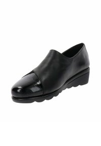 Scarpa slip-on in pelle nera con punta lucida, pannello frontale testurizzato e suola bassa in zeppa con motivo a onda. Sezione posteriore liscia.