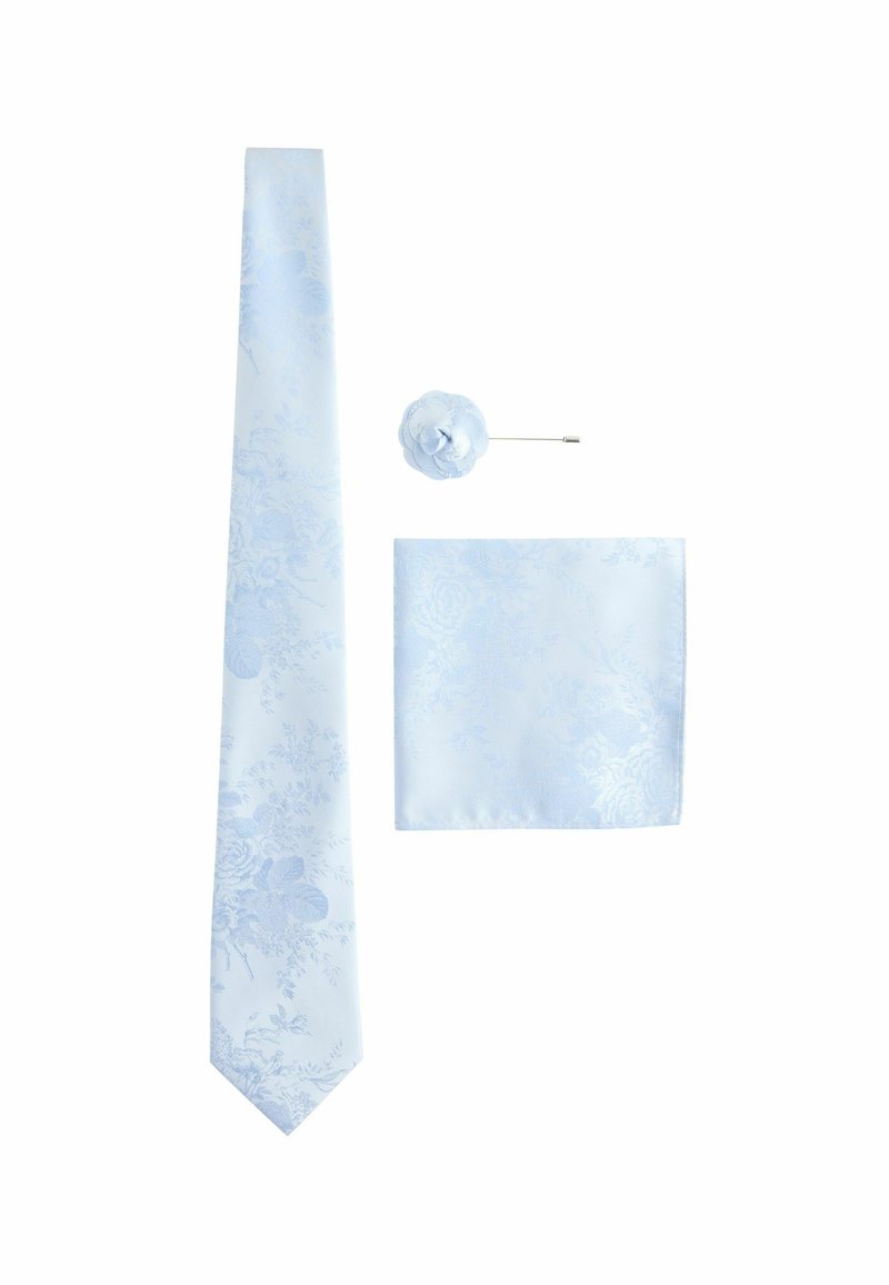 Himmelblauer Krawatte mit floralem Muster, passendem Einstecktuch und einem Stoffblumen-Pin. Alle Teile sind aus glattem, glänzendem Material gefertigt.