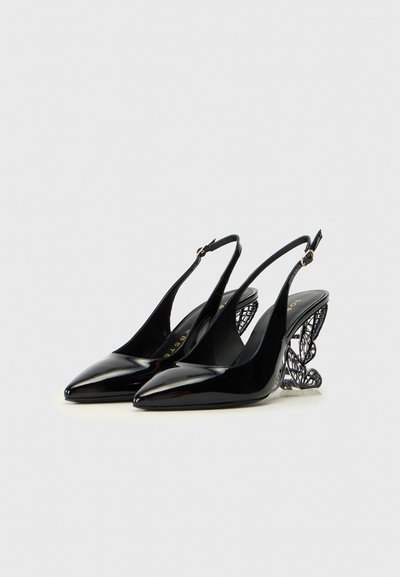 Čierne lakkové slingback topánky na vysokom opätku s špicatými prstami a zložitými opätkami v tvare čiernej geometrickej motýlice. Hladký povrch, nastaviteľný remienok.