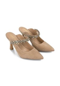 Escarpins slingback en suède beige avec un bout pointu et une sangle décorative ornée de pierres claires. Talon bloc pour une meilleure stabilité.