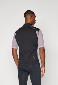 Schwarze Weste mit hohem Kragen und kurzen Ärmeln aus Netzstoff, mit silbernen Akzenten und einem leichten Design. Strukturierter Stoff an Schultern und Rücken.