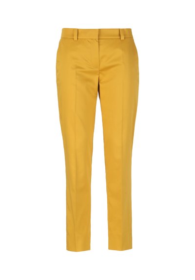 Pantalon droit jaune sur mesure avec passants de ceinture et pli avant, présenté sur un fond blanc.