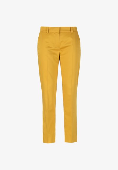 Pantalon droit jaune sur mesure avec passants de ceinture et pli avant, présenté sur un fond blanc.