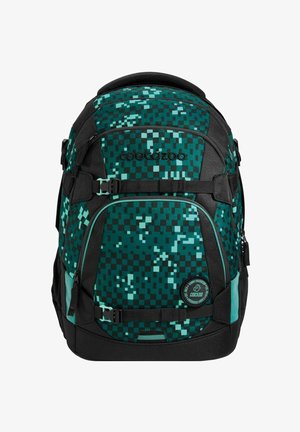 Mochila verde con patrón de píxeles y acentos negros, múltiples compartimentos, correas ajustables y un parche con logo redondo en la parte frontal.