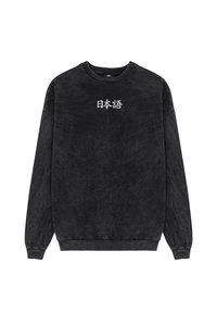 Černý dlouhý rukávový crewneck svetr s bílými japonskými znaky umístěnými na hrudi, žebrovanými manžetami a mírně texturovanou tkaninou.