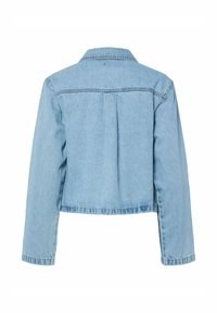 Šviesiai mėlyna džinsinė striukė su ilgomis rankovėmis, matomomis siūlėmis ir dėžutės klosčių detalėmis vidurinėje nugaros apačioje.