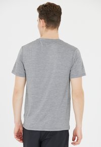 Graues T-Shirt mit kurzen Ärmeln aus leichtem, strukturiertem Stoff, mit Rundhalsausschnitt und einem schlichten, unauffälligen Design.