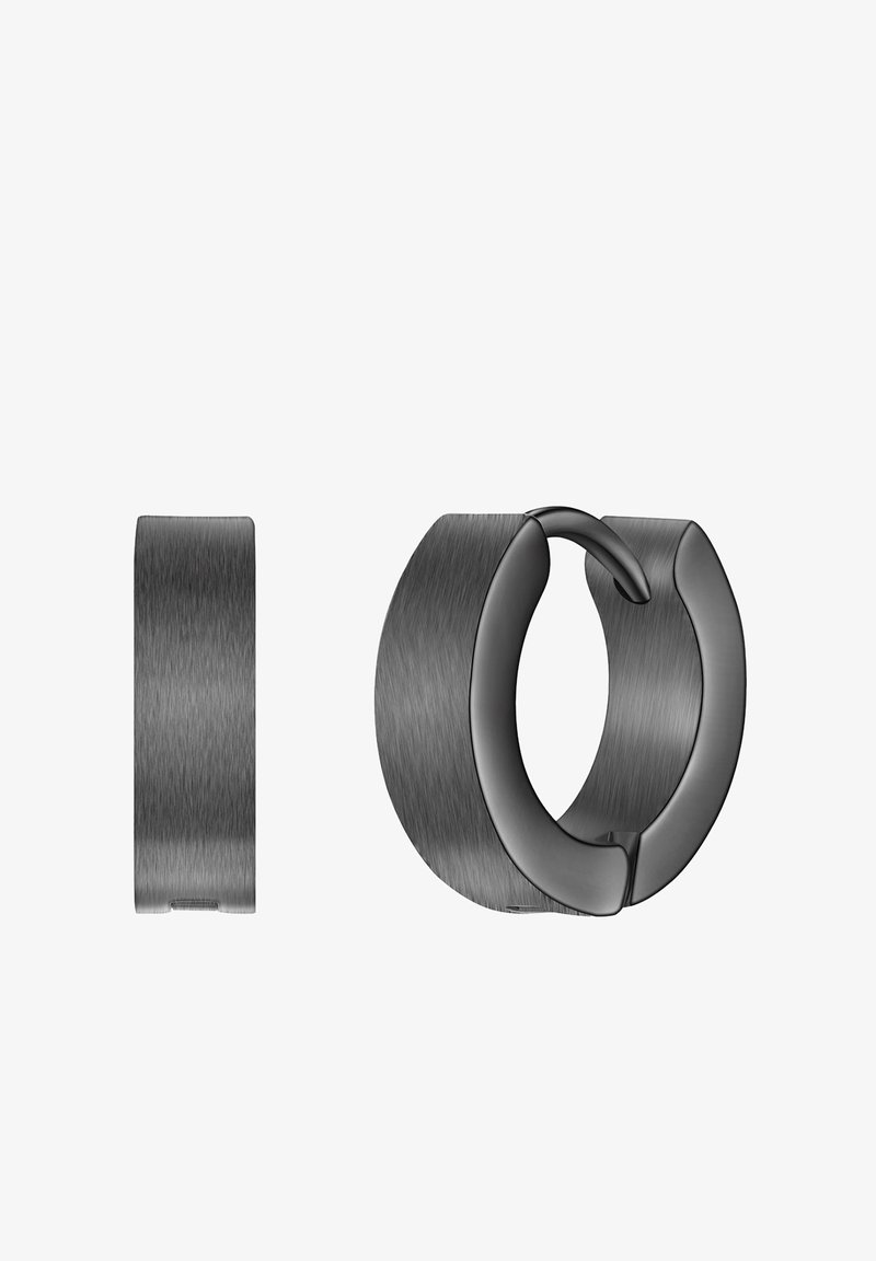 Anello in metallo nero con texture spazzolata, caratterizzato da un design elegante e liscio e da una forma curva unica, che mette in risalto l'estetica minimalista.