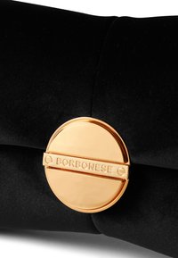 Clutch in velluto nero con una chiusura circolare in tonalità oro, che presenta il nome inciso "BORBONESE," mettendo in evidenza una texture liscia e un design elegante.
