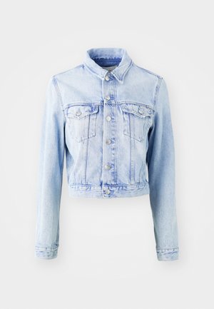 Chaqueta de denim azul claro con un diseño recortado, cierre de botones, dos bolsillos en el pecho y un cuello clásico. Textura suave y mangas largas.