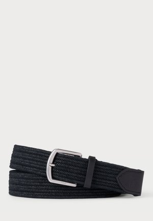 Sort flettet bælte med en sølvmetal spænde, der har tekstureret stof og et læderdetalje i enden. Fleksibelt og justerbart design.