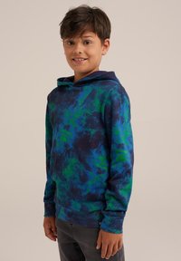 Sudadera con capucha en color azul marino con un patrón abstracto en verde y azul. Presenta mangas largas, un ajuste holgado y puños y dobladillo acanalados.
