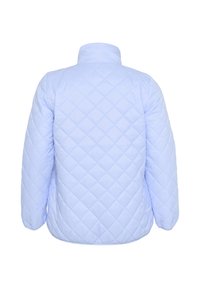 Lyseblå quiltet jakke med høj krave og diagonale syninger. Materialet ser glat og blankt ud, uden synlige lukninger.