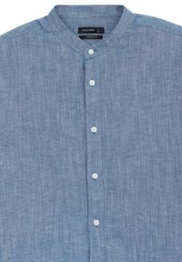Chemise bleu clair en mélange de lin avec col mao, fermeture à boutons sur le devant et coupe confortable. Texture lisse avec un détail subtil de tissage.