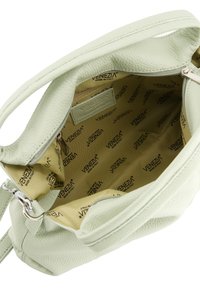 Lichtgroene leren handtas met een textuurafwerking. Binnenin gevoerd met beige stof met een herhaald merklogo. Bevat rits- en insteekvakken.
