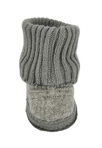 Graue gestrickte Hausschuhe mit einem gerippten oberen Saum, weichem Filzunterkörper und einer strukturierten Oberfläche. Flache Sohle mit einem kontrastierenden schwarzen Rand.