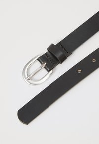 Ceinture en cuir noir avec une boucle en métal argenté. Présente une texture lisse et des trous pour le réglage, avec une extrémité arrondie.