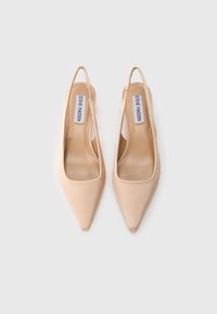 Μπεζ μυτερά τακούνια slingback με λείο συνθετικό υλικό και τετράγωνο κομμένο σχέδιο μπροστά. Ορατή η επωνυμία Steve Madden.