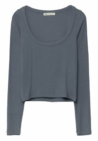Langsleeve, cropped top in een zachte grijze kleur. Beschikt over een ronde halslijn en ribbeltextuur. Eenvoudig ontwerp zonder extra accenten of patronen.
