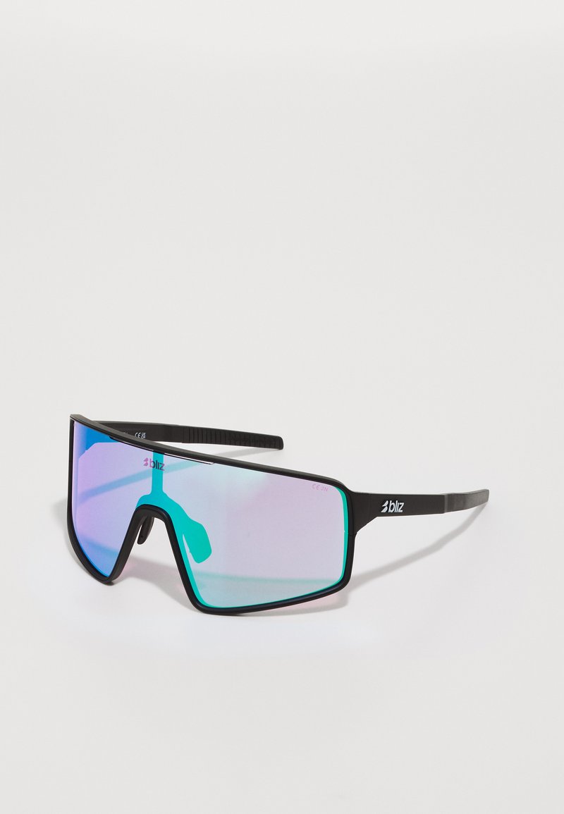 Lunettes de soleil de sport noires avec une grande lentille miroir dégradée présentant des nuances de bleu et de violet. Design élégant avec des accents latéraux et des charnières texturées.