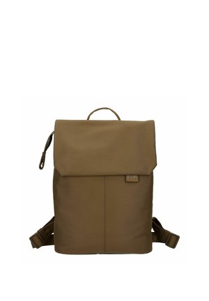 Zaino rettangolare marrone con patta pieghevole, manico singolo superiore, spallacci regolabili e piccola etichetta con logo sul davanti.