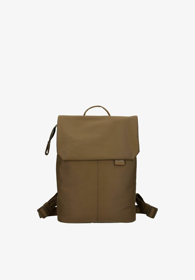 Sac à dos rectangulaire marron avec un rabat pliant, une poignée supérieure unique, des bretelles réglables et une petite étiquette de logo sur le devant.