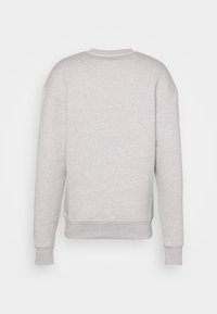 Felpa grigia, design a girocollo, maniche lunghe, texture morbida, polsini e orlo a coste, vista posteriore, lunghezza leggermente accorciata.