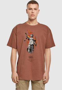 MJ Gonzales JUSTITIA  HEAVY  - Trükipildiga T-särk - bark