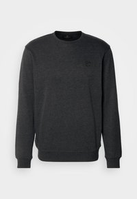 Sweatshirt gris foncé en tissu doux, avec un col rond, des manches longues, et un petit logo en relief sur le devant.