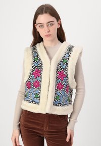 Bestickte Weste mit einem flauschigen weißen Kragen und floralen Designs in Rosa, Blau und Grün auf schwarzem Hintergrund. Bequeme Passform.