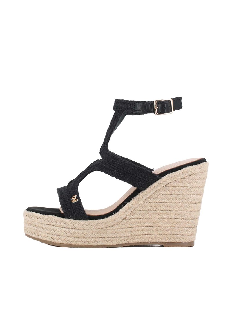 Sandalias de cuña tejidas en negro con plataforma elevada, tira ajustable en el tobillo y tacón envuelto en yute. Suela negra lisa y detalle en oro.