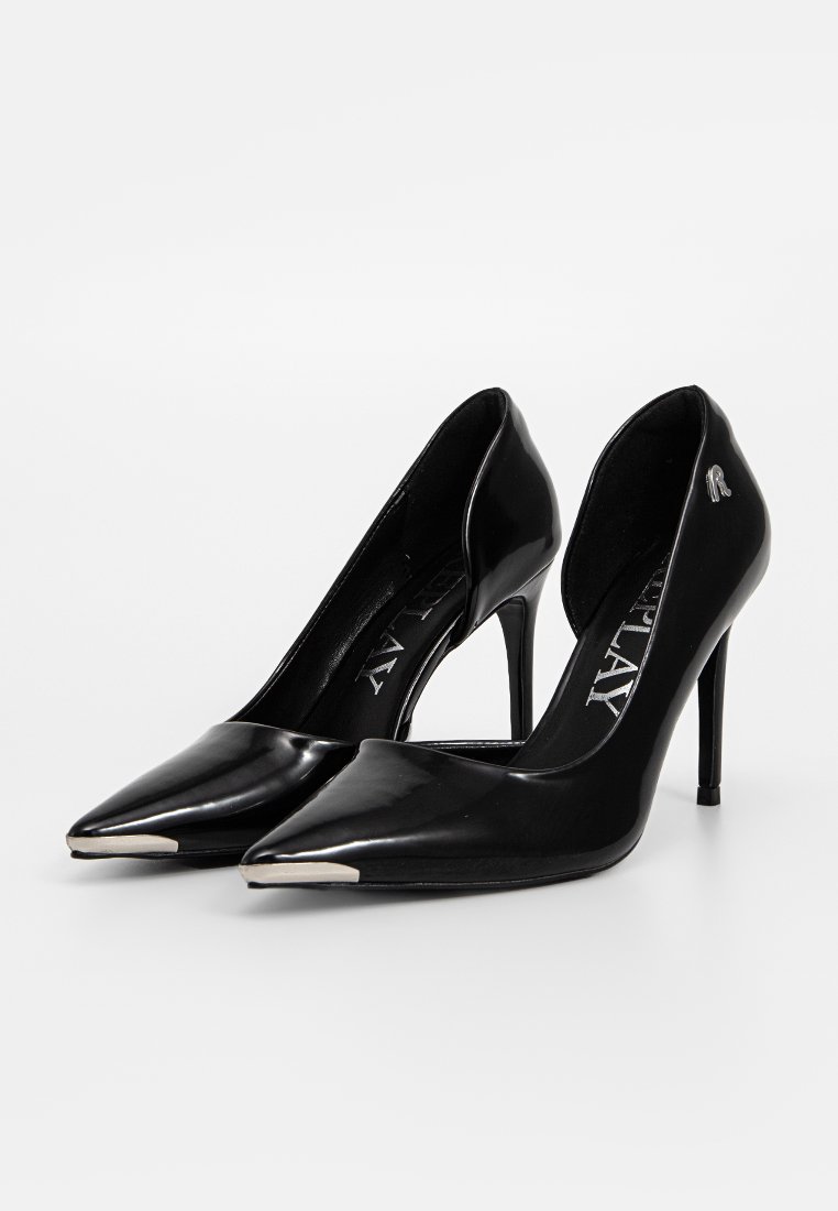 Schwarze Lackleder-Pumps mit spitzen Zehen und silbernen Akzenten auf den Zehenkappen. Sie besitzen ein offenes Rückendesign und einen schmalen Absatz.