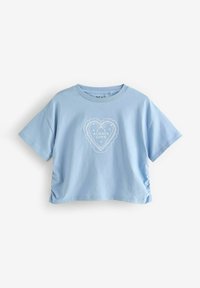 Ljusblå bomulls t-shirt med korta ärmar, med en vit hjärtkonturdesign och texten "ALWAYS LOVE" i mitten. Rundad halsringning.