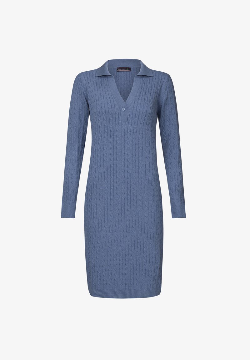 Robe en tricot bleu clair avec des manches longues, motif en relief de câble, col et fermeture à un bouton au niveau du col.