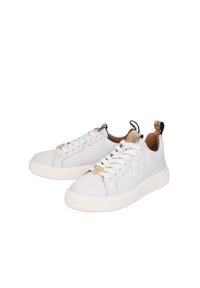 Białe skórzane sneakersy z okrągłym noskiem, teksturowaną gumową podeszwą, płaskimi sznurówkami i dekoracyjnym akcentem w kształcie serca na języku.