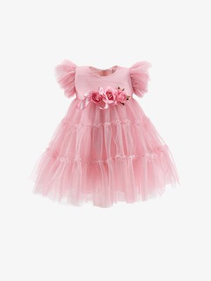 Abito in tulle rosa con maniche a palloncino corte, volants sovrapposti e un'applicazione floreale in vita con rose rosa e nastri.