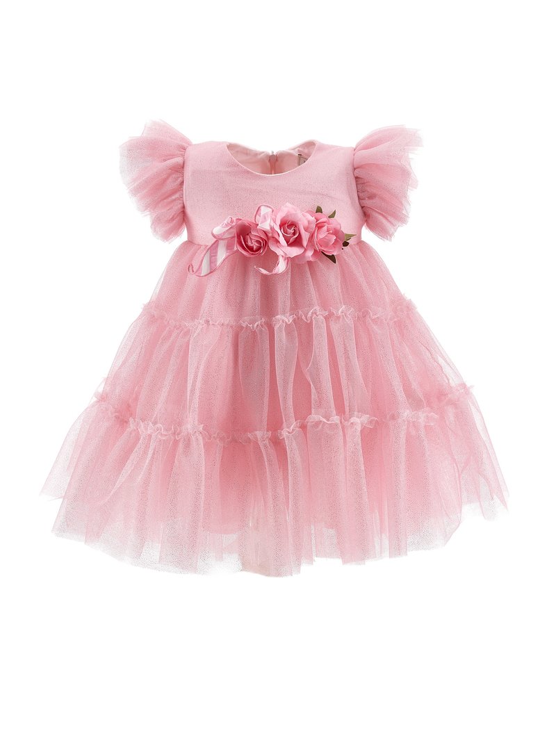 Roze tule jurk met korte pofmouwen, gelaagde volants en een bloemenversiering op de taille met roze rozen en linten.