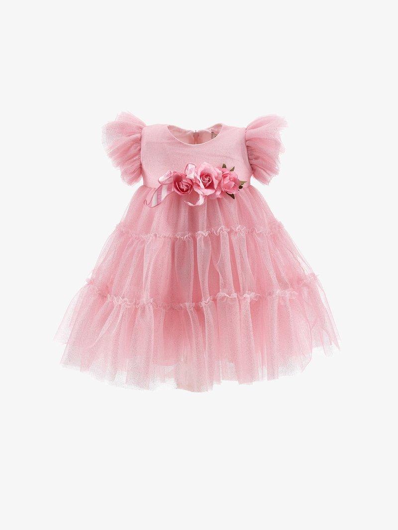 Robe en tulle rose avec de courtes manches bouffantes, des volants superposés et un ornement floral à la taille mettant en valeur des roses roses et des rubans.