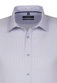Camicetta a scacchi blu chiaro e bianco con colletto strutturato, chiusura con bottoni e design a contrasto all'interno del colletto. Tessuto di cotone morbido.
